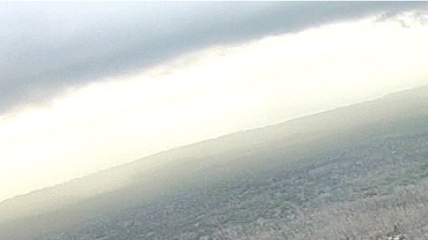 El cono de la fisura 8 al centro y la larga línea de zonas de vapor  hacia el oeste.