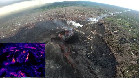 El cono de la fisura 8 al centro y la larga línea de zonas de vapor hacia el oeste.