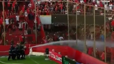 Los hinchas de Newells Old Boys amenazaron a los jugadores del club.