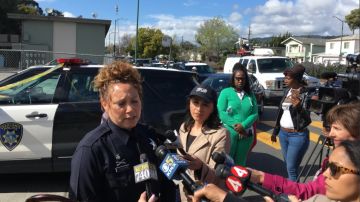La oficial Aisthorpe, del Departamento de Policía de Oakland, informa a los medios locales sobre los hechos.