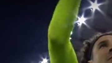 Guillermo Ochoa encajó tres goles en el partido que el Standard de Lieja terminó ganando.