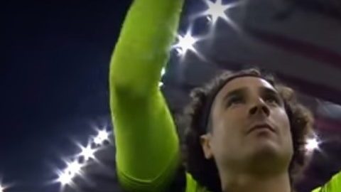 Guillermo Ochoa encajó tres goles en el partido que el Standard de Lieja terminó ganando.