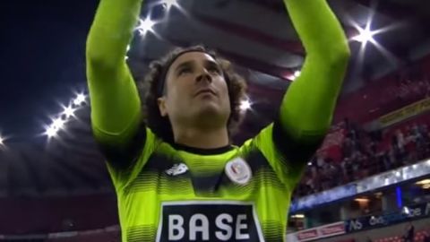 Guillermo Ochoa encajó tres goles en el partido que el Standard de Lieja terminó ganando.