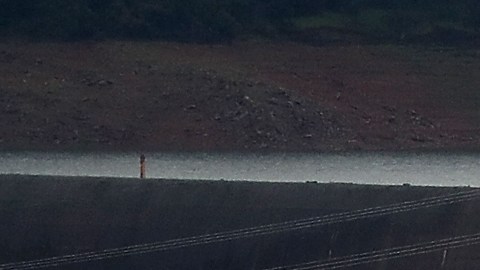 La crisis comenzó en febrero del 2017 cuando se presentó una fuga de agua provocada por un agujero de grandes proporciones en la represa Oroville.