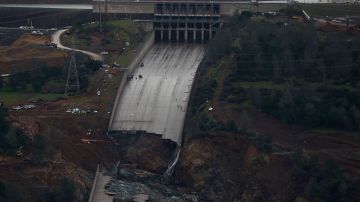 La crisis comenzó en febrero del 2017 cuando se presentó una fuga de agua provocada por un agujero de grandes proporciones en la represa Oroville.