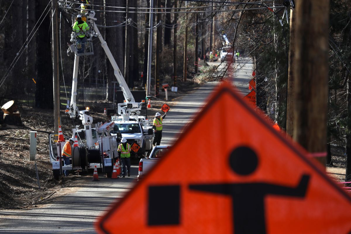 Trabajadores reparan cables de electricidad en Paradise, California. 