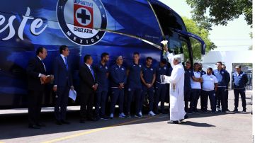 Un sacerdote le dio la bendición al Cruz Azul, que este viernes estrenó un nuevo autobús