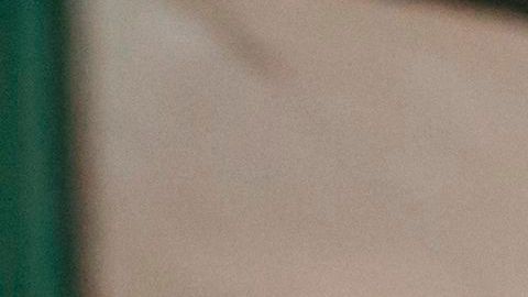 Un detenido de inmigración se encuentra cerca de una caja de reclamos de ICE en la unidad de alta seguridad en Theo Lacy Facility, una cárcel del condado de Orange, California.