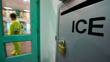 Un detenido de inmigración se encuentra cerca de una caja de reclamos de ICE en la unidad de alta seguridad en Theo Lacy Facility, una cárcel del condado de Orange, California.