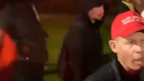 Dan Iverson, quien portaba el sombrero de MAGA, dijo a SacaBee que había acudido al lugar con su hija para ver que estaba pasando.