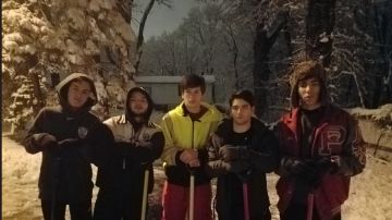 Este grupo de amigos ayudó a quitar la nieve a su vecina.