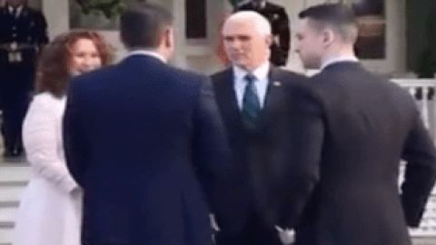 Pence visiblemente incómodo por la situación