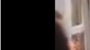 Un usuario de Metro de Madrid afila un cuchillo en el tren.