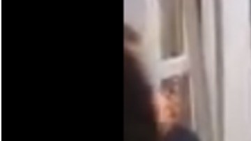 Un usuario de Metro de Madrid afila un cuchillo en el tren.