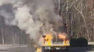 Autobús en llamas.