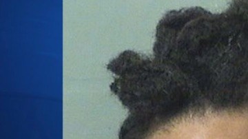 Una pareja olvida a uno de sus hijos en el parque.