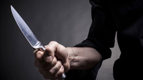 Apuñala a su marido prostitución