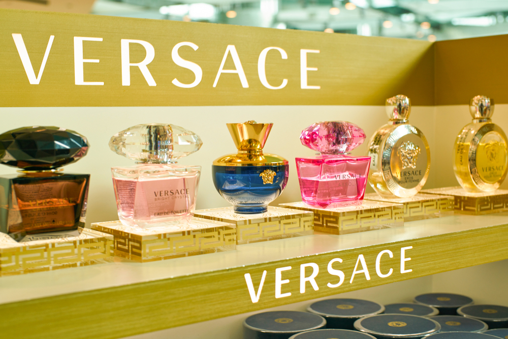 3 perfumes de mujer marca Versace para seducir a los hombres | La Opinión