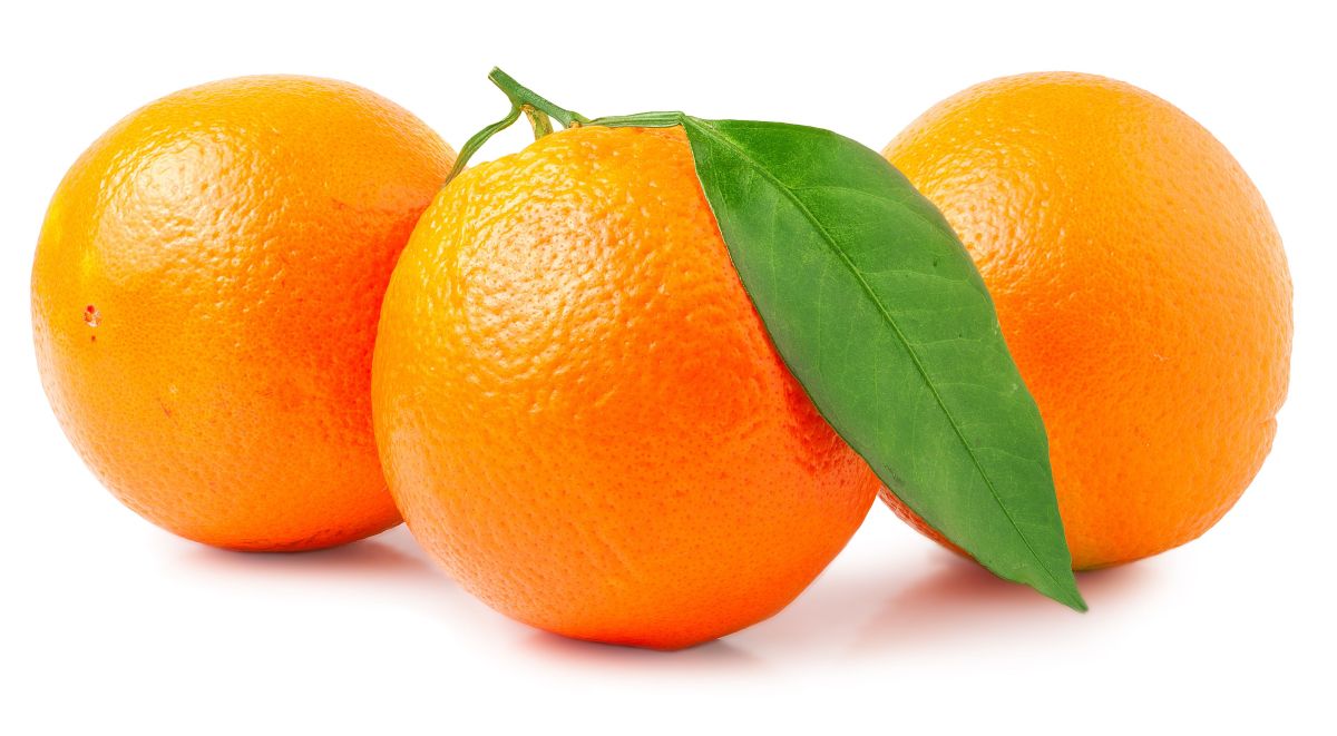 Апельсин на белом фоне на белом фоне