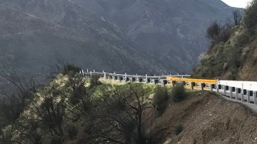 La SR-33 cuatro millas al sur de Rose Valley Road, en California presenta una grieta de gran tamaño.