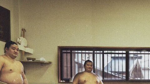 Lukas Podolski enfrentó a al campeón de sumo Hakuho Sho