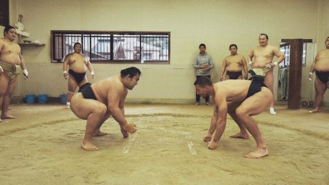 Lukas Podolski enfrentó a al campeón de sumo Hakuho Sho