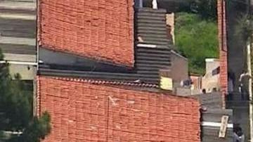 Padres se reúnen frente a la escuela.