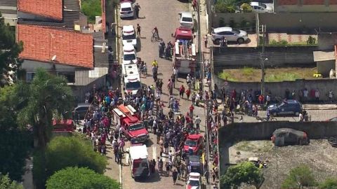 Padres se reúnen frente a la escuela.