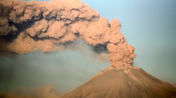 El Volcán Popocatepetl arroja ceniza y humo.
