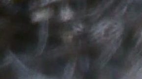 Hailey Baldwin en la playa.