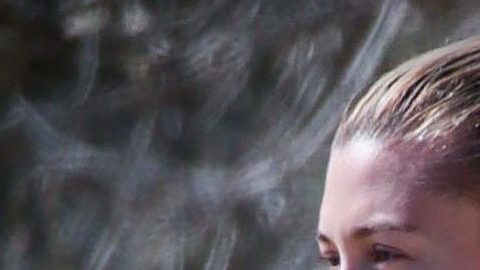 Hailey Baldwin en la playa.