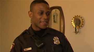 Un policía ayuda a buscar un oso de peluche.