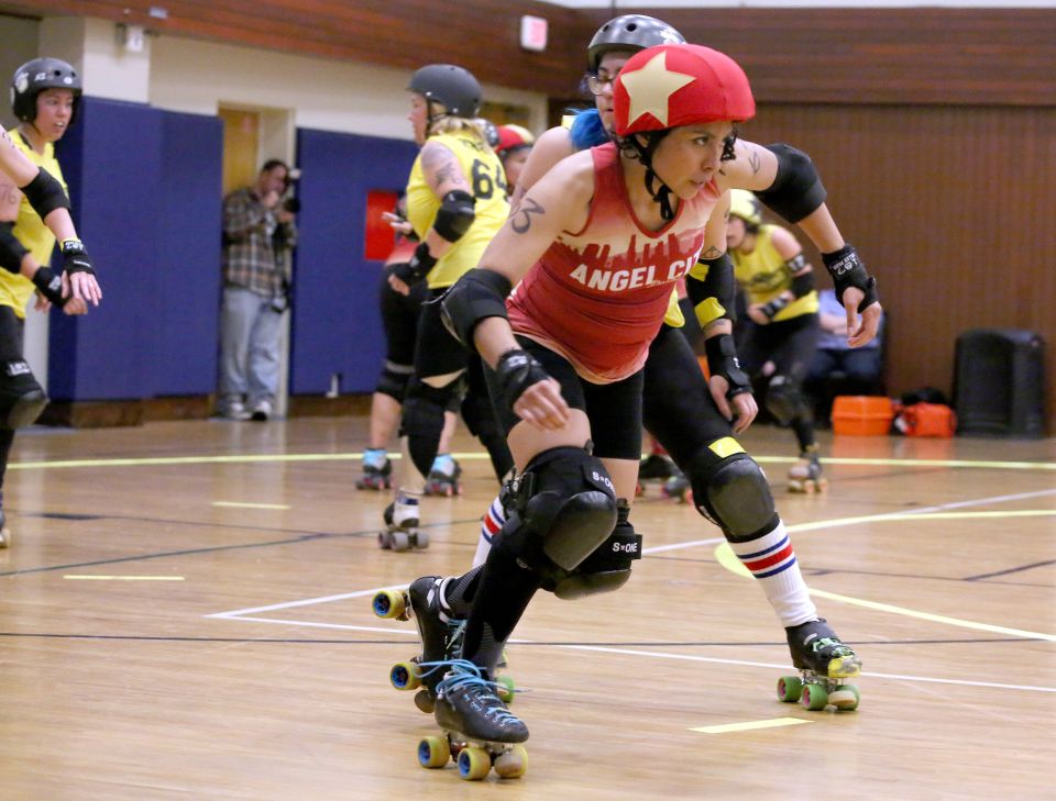 Latinas dicen presente en el roller derby La Opinión