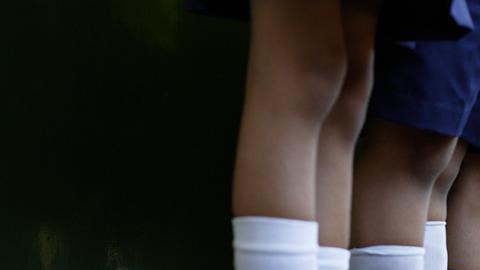 Algunas escuelas imponen a sus alumnas el uso obligatorio de falda.