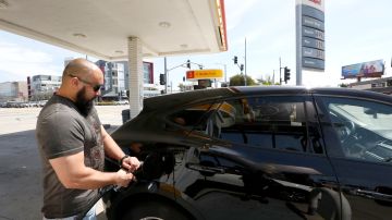Precios de la gasolina de más de $4.00 por galón en una estación de servicio en Los Ángeles.