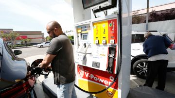 Frank Aguilar no estaba nada contento con los precios de la gasolina. (Aurelia Ventura/La Opinion)