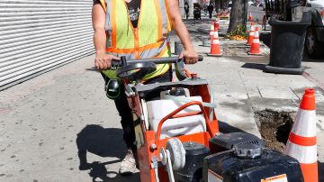 04/10/19 /LOS ANGELES/ Gina Villalobos, with the Bureau of Street Lighting, while at work in Los Angeles (Aurelia Ventura/La Opinion)