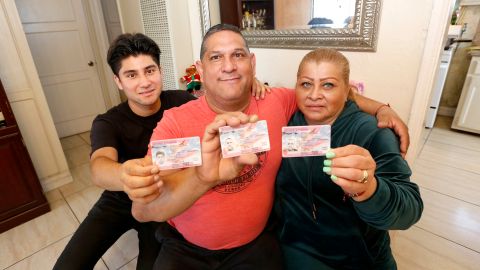 Jesus Topete junto a su esposa Haydee Morado y su hijo Luis Morado. / foto: Aurelia Ventura.