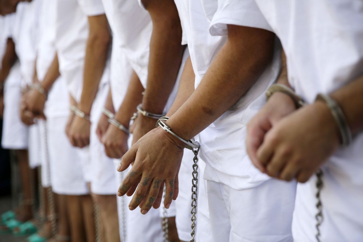 Presuntos maras encarcelados en El Salvador.
