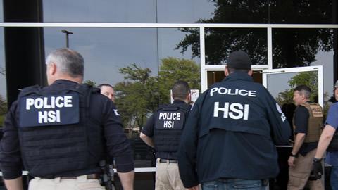 Redada de ICE termina en el arresto de más de 250 personas.