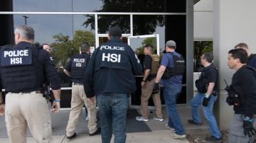 Redada de ICE termina en el arresto de más de 250 personas.