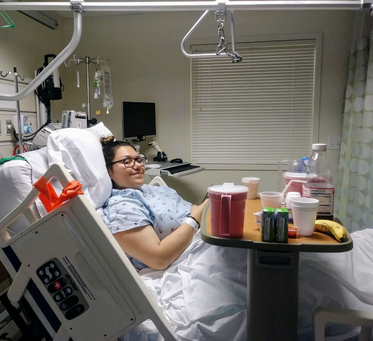 Stephanie Vasquez, de 21 años, se recupera en un hospital de Downey tras la amputación de su pierna derecha. (Suministrada)