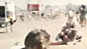 Antonella Roccuzzo y Messi, en el centro de la imagen, durante unas vacaciones en Punta Mogotes