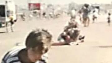 Antonella Roccuzzo y Messi, en el centro de la imagen, durante unas vacaciones en Punta Mogotes