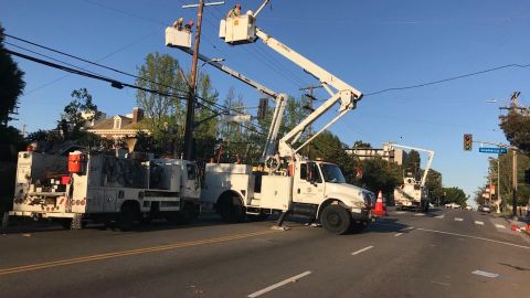 Cuadrillas de DWP arreglan las lineas eléctricas afectadas. (DWP-FB)