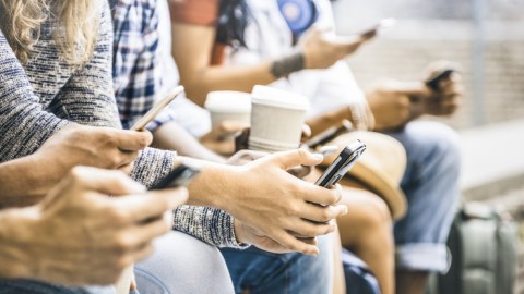 Puedes reducir los costos mensuales de tu celular cambiando a un proveedor de prepago