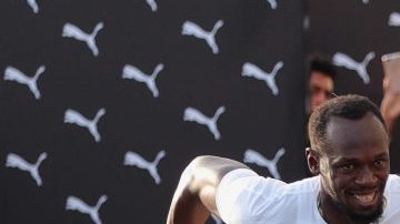 El exvelocista profesional jamaiquino y múltiple medallista olímpico, Usain Bolt, compite contra un 'mototaxi' en Lima (Perú).