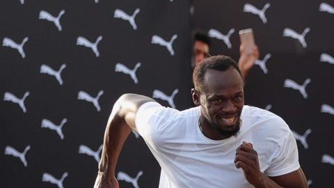 El exvelocista profesional jamaiquino y múltiple medallista olímpico, Usain Bolt, compite contra un 'mototaxi' en Lima (Perú).