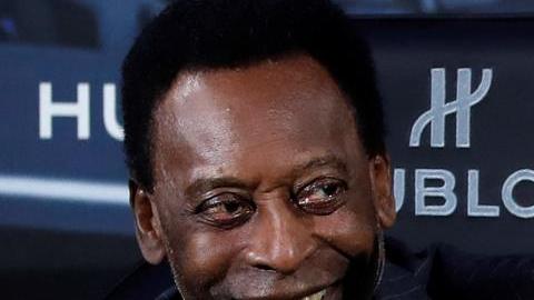 Pelé tuvo que ser hospitalizado en París