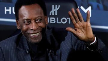 Pelé tuvo que ser hospitalizado en París